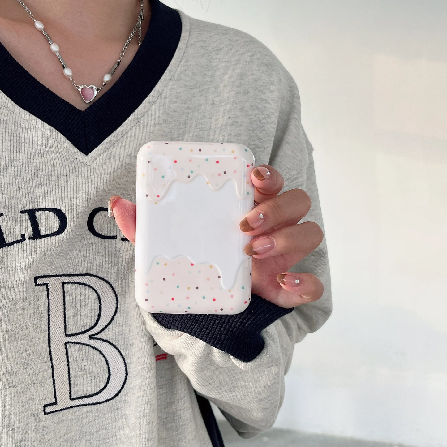 White Chocolate Dots Cream Suitable for Magsafe external battery