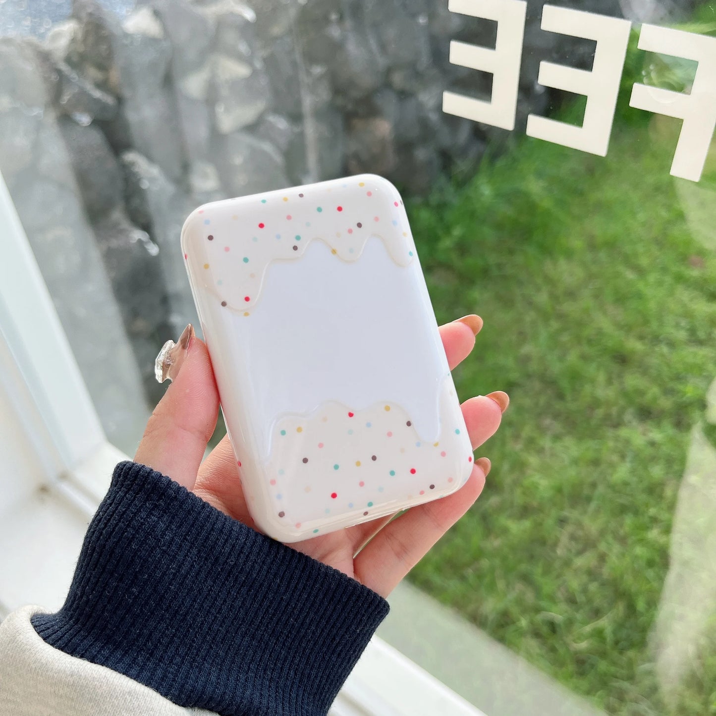 White Chocolate Dots Cream Suitable for Magsafe external battery